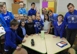 Klasa IVa wraz z wychowawcą.