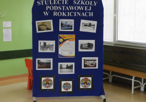 Tablica z zdjęciami Szkoły na przestrzeni dziejów wraz z dekoracją.