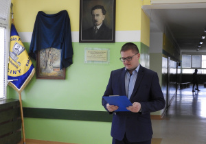 Wicedyrektor Tomasz Miazek inauguruje uroczystości obchodów Stulecia Szkoły.