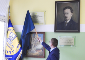 Odsłonięcie tablicy upamiętniającą rocznicę Stulecia, w tle sztandar Szkoły.