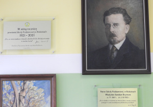 Zbliżenie na portret patrona, obraz oraz tablice pamiątkowe.