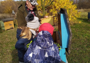 Uczniowie klasy I a poznają tajniki pszczelarstwa.