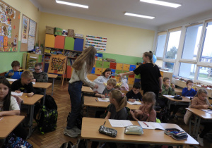 Rozdawanie słodkości z miłym słowem w klasie 2a.