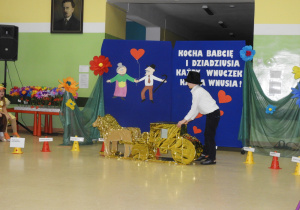 Stangret (Oliwier Pietrzak) czuwał, aby kareta dojechała do każdej bajkowej osady.