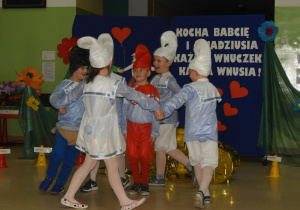 Specjalny taniec dla babć i dziadków, bo kto smerfojagód skosztuje, wielką radość z życia czuje.
