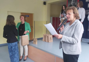 Izabela Targowska odbiera nagrodę.
