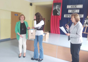 Julia Wójcik odbiera wyróżnienie.