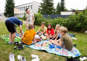 Uczniowie klasy 2a na pikniku.