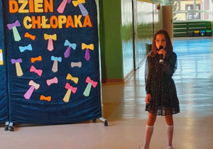 Hania Radziszewska wykonuje wzruszającą piosenkę.