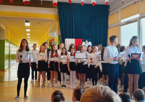 Chór w wykonaniu pieśni patriotycznych