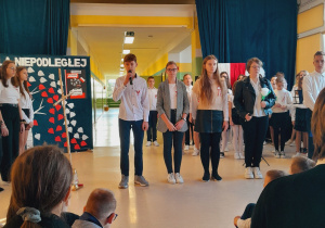 Uczniowie recytują wiersze patriotyczne