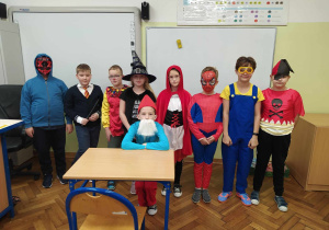 Klasa 4b w bajkowych strojach.