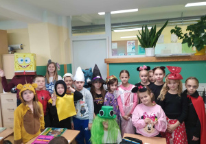 Klasa 2a w bajkowych przebraniach.
