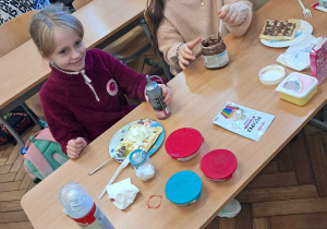 Uczennice degustują gofry