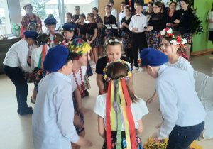 Uczennice tańczą podczas przedstawienia