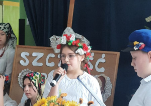 Uczniowie klas piątych tańczą podczas wesela