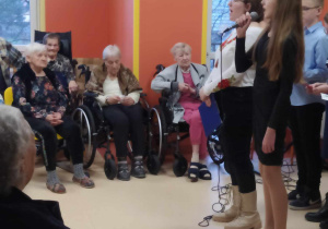 Kolędowanie w Domu Opieki Zacisze w Łaznowskiej Woli.