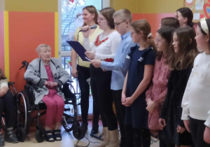 Występ szkolnego chóru.