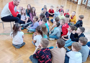 Pogadanka uczniów z trenerem