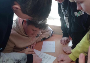 Uczniowie rozwiązują sudoku