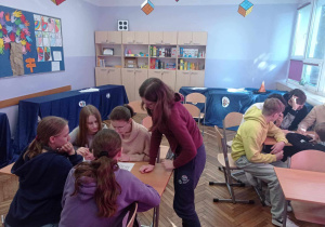 Uczniowie w escape roomie rozwiązują zagadki