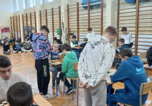 Uczniowie sędziują podczas turnieju szachowego