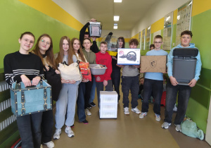 Uczniowie bez plecaków