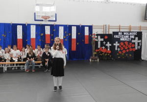 Uczennica śpiewa patriotyczną pieśń