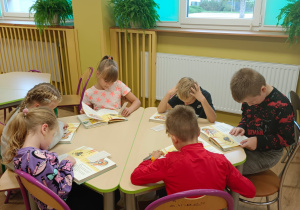 Uczniowie czytają książki w czytelni