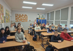 Uczniowie przed konkursem.