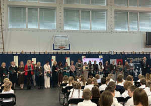 Nagrodzeni nauczyciele i pracownicy szkoły.