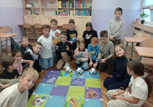 Klasa czwarta podczas zajęć z robotami.