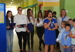 Szkolny pedagogo, opiekun Samorządu oraz Samorząd w prowadzą Apel szkolny.