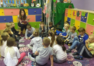 Pani Wicedyrektor czyta książkę ucznim klas młodszych.