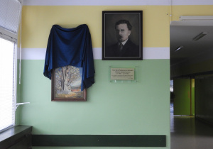 Ściana na holu głównym szkoły na której do tej pory był zawieszony portret patrona Szkoły Władysława Stanisława Reymonta do której z okazji rocznicy dodane zostały również obraz z Lipą Reymonta w Prażkach oraz także tablice pamiątkowe