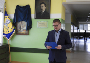 Wicedyrektor Tomasz Miazek inauguruje uroczystości obchodów Stulecia Szkoły.