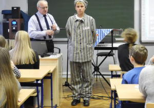 Uczniowie mieli okazje zobaczyć jak wyglądał strój więźnia obozu koncentracyjnego, niektórzy również mogli go przymierzyć.