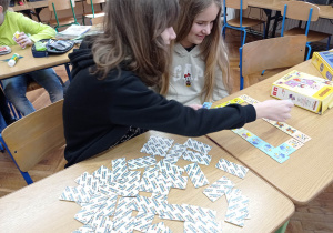 Uczennice klasy 5b układają domino.