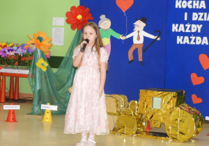 Kopciuszek - Kornelia Bobrek - śpiewała i tańczyła dla zaproszonych gości.