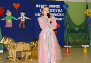 Królewna Śnieżka - Jagoda Wojdal - życzyła zdrowia i siły do życia wszystkim zaprosoznym gościom. Umiliła występ śpiewając i tańcząc.