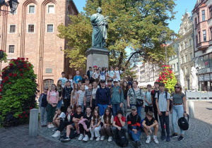 Wspólna fotografia przed pomnikiem Mikołaja Kopernika.