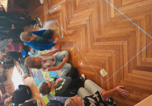 Uczniowie korzystają z podłogi interaktywnej