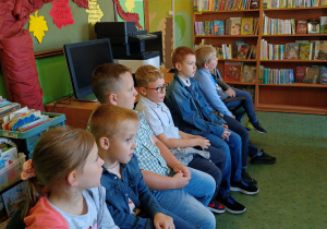 Uczniowie klasy 2 siedzą w bibliotece