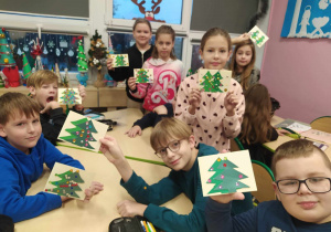 Uczniowie klasy 4a z wykonanymi przez siebie kartkami bożonarodzeniowymi.