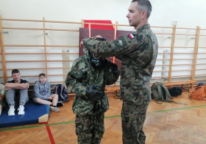 Uczeń przymierza strój wojskowy