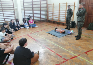 Żołnierze prowadzą wykład dotyczący pierwszej pomocy