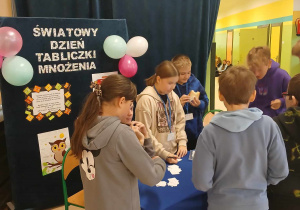 Chętni uczniowie sprawdzają swoją znajomość tabliczki mnożenia