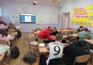 Klasa 6a w czasie pracy grupowej.