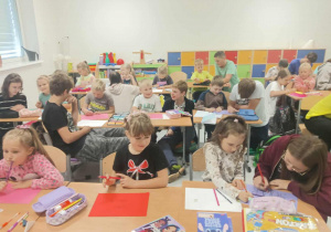Klasa 8a z wizytą u pierwszoklasistów.