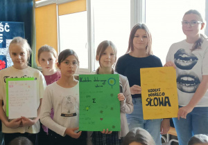 Klasy prezentują swoje prace.